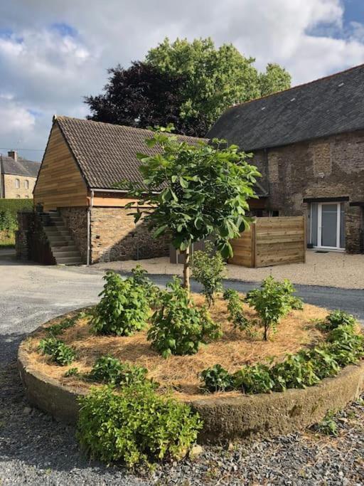Gite De L'Hotel Castel Couvains  エクステリア 写真