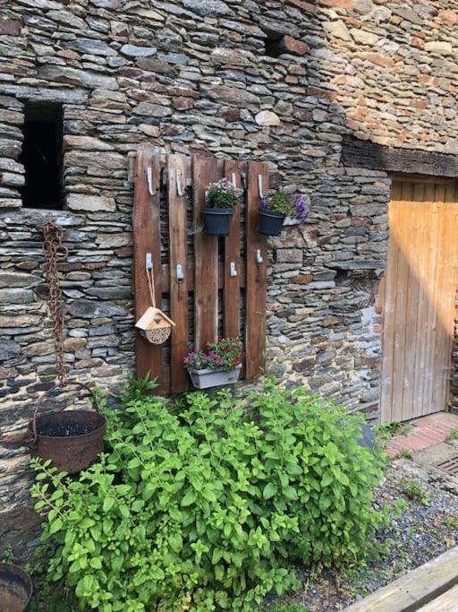 Gite De L'Hotel Castel Couvains  エクステリア 写真